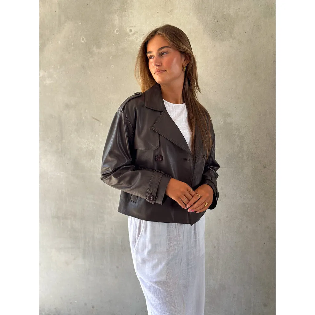 Trendy short May trenchcoat in soft leather / 51146 - Chocolate