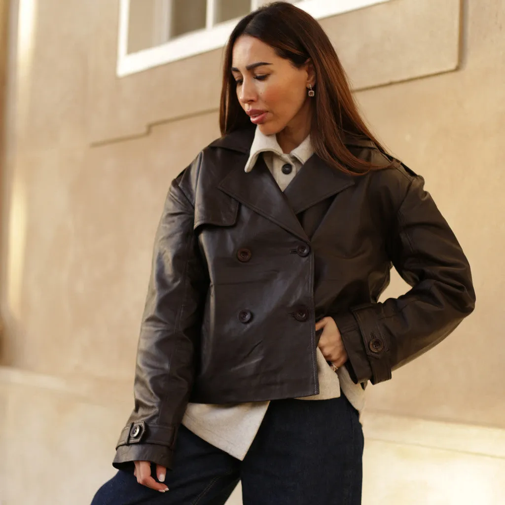 Trendy short May trenchcoat in soft leather / 51146 - Chocolate